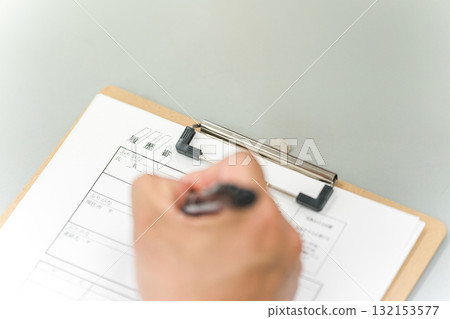 填寫履歷的男人（面試，求職，面試，求職） 132153577