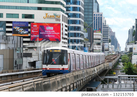 泰國曼谷的BTS高架鐵路 泰國曼谷的BTS高架鐵路 132153703