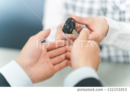 接待處一名女工作人員及一名男顧客交出車鑰匙 132153853