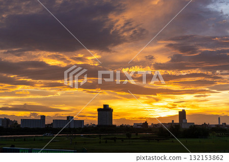 東京：從河岸欣賞日落 132153862