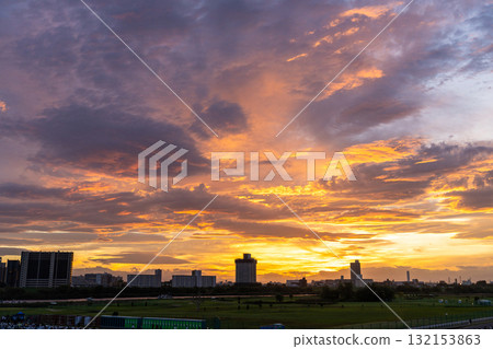 東京：從河岸欣賞日落 132153863