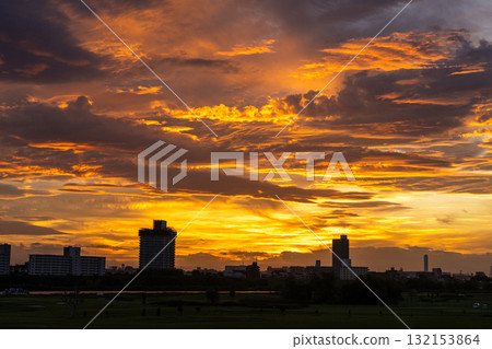 東京：從河岸欣賞日落 132153864