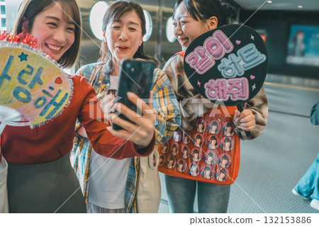 偶像 追星 女生 132153886