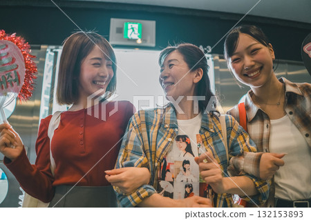 idol, fan, female 132153893