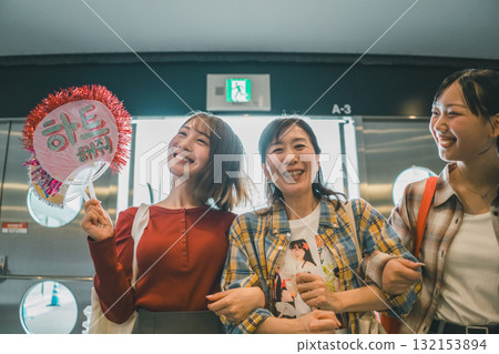 idol, fan, females 132153894