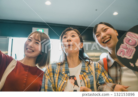 idol, concert, females 132153896