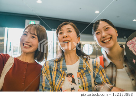 idol, fan, female 132153898