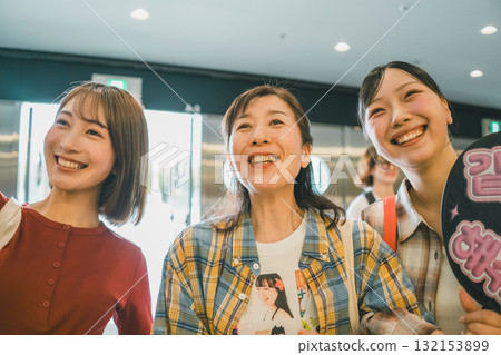 idol, fan, female 132153899