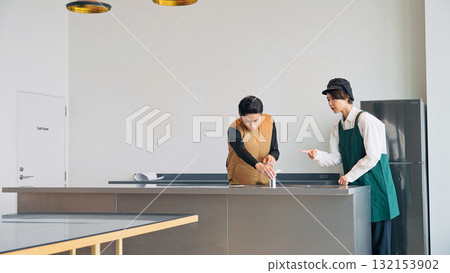 修理廚房設備的男工人 修理廚房設備的男工人 132153902