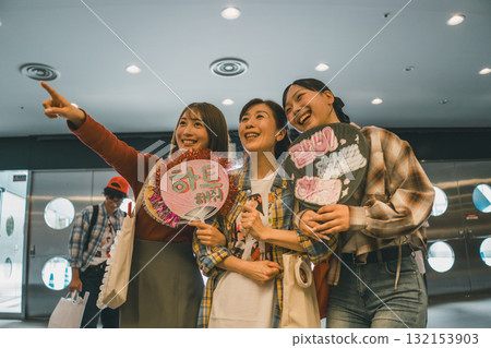 idol, fan, female 132153903