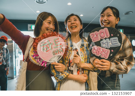 idol, fan, female 132153907