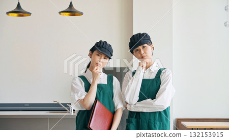 餐廳員工在店內憂心忡忡 餐廳員工在店內憂心忡忡 132153915