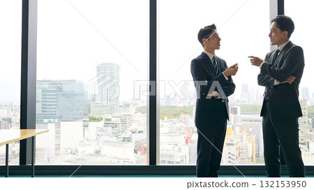 一群商務人士在大堂交談 一群商務人士在大堂交談 132153950