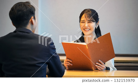 一對夫婦在餐廳看菜單 132153970