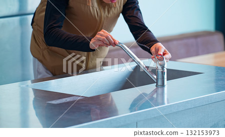 工人檢查水龍頭 工人檢查水龍頭 132153973