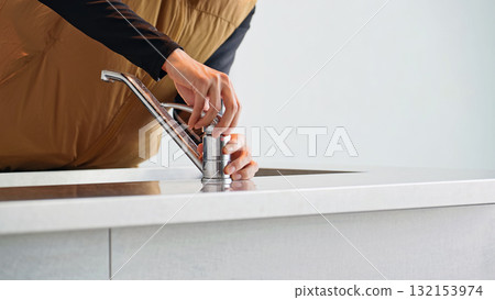 工人檢查水龍頭 132153974