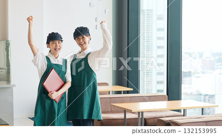 一名餐廳員工在店裡揮舞拳頭 132153995