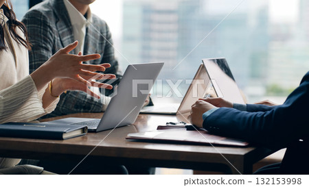 一群休閒商務人士在辦公室開會 一群休閒商務人士在辦公室開會 132153998