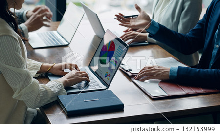 一群休閒商務人士在辦公室開會 132153999