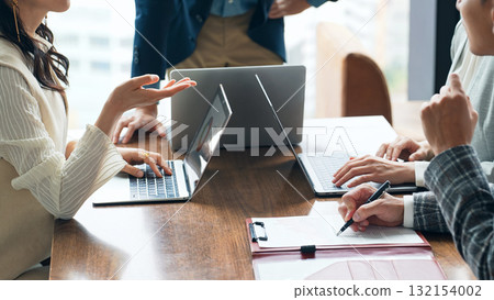 Group of casual business people meeting in an office 132154002