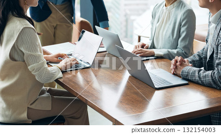 一群休閒商務人士在辦公室開會 一群休閒商務人士在辦公室開會 132154003
