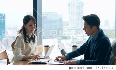 Group of casual business people meeting in an office Group of casual business people meeting in an office 132154005
