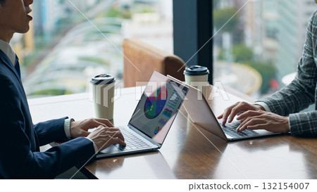 一群休閒商務人士在辦公室開會 132154007