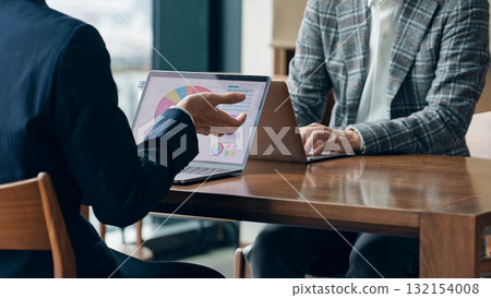 Group of casual business people meeting in an office 132154008
