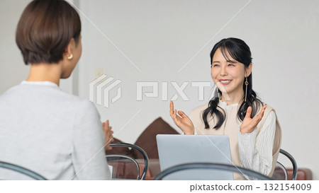 一群婦女在大廳開會 一群婦女在大廳開會 132154009