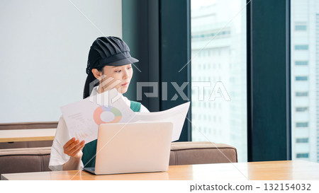 餐廳服務員在筆記型電腦上輸入數據 餐廳服務員在筆記型電腦上輸入數據 132154032