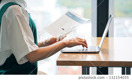 餐廳服務員在筆記型電腦上輸入數據 132154035