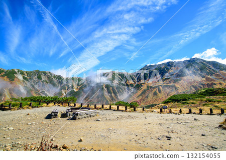 立山黑部阿爾卑斯山脈路線、室堂平延魔台，秋葉飄落，富山縣 132154055
