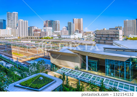 日本東京城市景觀中罕見的兩列新幹線列車並排而行的景象。背景是芝浦的高層公寓大樓,包括芝浦島岬塔。 日本東京城市景觀中罕見的兩列新幹線列車並排而行的景象。背景是芝浦的高層公寓大樓,包括芝浦島岬塔。 132154132