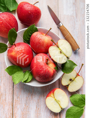 Fresh red apples with water drops and green leaves 132154706