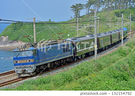 Shinetsu Main Line, Kujiranami-Omigawa, JR Freight EF510-501 (Toyama) + JR West 35 series 4000 (Shimonoseki) Shinetsu Main Line, Kujiranami-Omigawa, JR Freight EF510-501 (Toyama) + JR West 35 series 4000 (Shimonoseki) 132154792