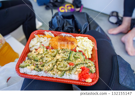 Enjoy a bitter melon champuru bento on a yacht. Beautiful coral reefs and schools of tropical fish. Zamami Island, Kerama Islands, Shimajiri District Enjoy a bitter melon champuru bento on a yacht. Beautiful coral reefs and schools of tropical fish. Zamami Island, Kerama Islands, Shimajiri District 132155147