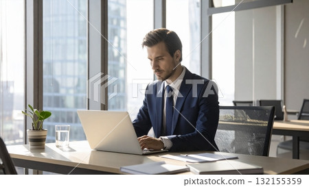 一位年輕的外國男士在辦公室裡認真地用筆記型電腦工作 16:9 尺寸的 AI 生成素材 一位年輕的外國男士在辦公室裡認真地用筆記型電腦工作 16:9 尺寸的 AI 生成素材 132155359