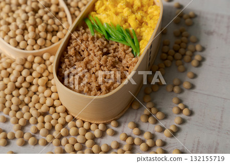 Minced meat bento made with soy meat 132155719