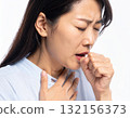 人工智慧生成的中年女性咳嗽圖像 132156373