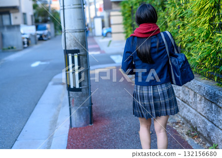 寒冷的一天，高中女生們走在漆黑的道路上，到學校參加社團活動。高中女生的裙子。背影。 132156680