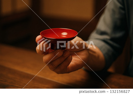 手拿著酒杯 132156827