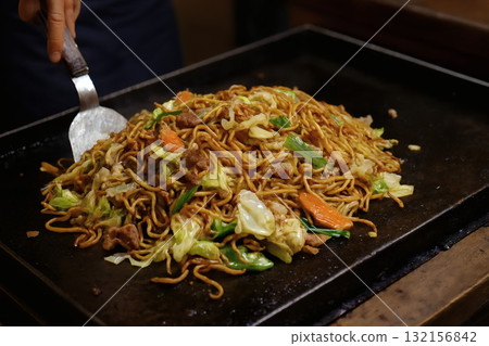 Yakisoba baked on an iron plate Yakisoba baked on an iron plate 132156842