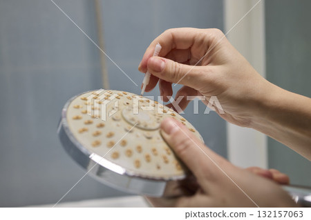 Cleaning a Showerhead Effectively to Enhance Water Flow, Hygiene, and Overall Performance Cleaning a Showerhead Effectively to Enhance Water Flow, Hygiene, and Overall Performance 132157063