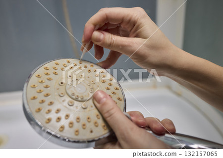 Cleaning a Showerhead Effectively to Enhance Water Flow, Hygiene, and Overall Performance Cleaning a Showerhead Effectively to Enhance Water Flow, Hygiene, and Overall Performance 132157065