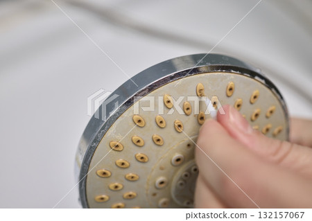 Cleaning a Showerhead Effectively to Enhance Water Flow, Hygiene, and Overall Performance 132157067