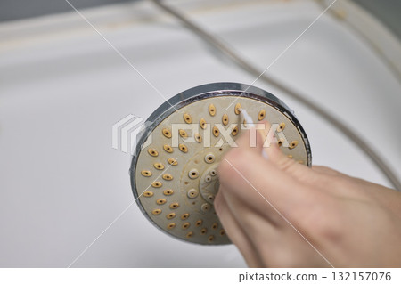 Cleaning a Showerhead Effectively to Enhance Water Flow, Hygiene, and Overall Performance Cleaning a Showerhead Effectively to Enhance Water Flow, Hygiene, and Overall Performance 132157076