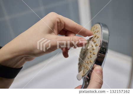 Cleaning a Showerhead Effectively to Enhance Water Flow, Hygiene, and Overall Performance Cleaning a Showerhead Effectively to Enhance Water Flow, Hygiene, and Overall Performance 132157162