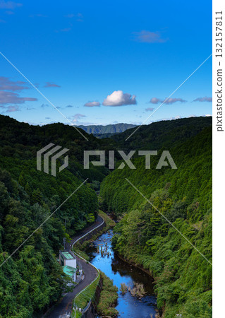 佈目水壩下游的風景：藍天下笠置山脈上漂浮的棉絮狀雲朵② 132157811