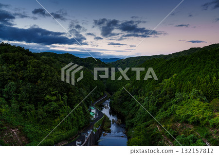 佈目水壩下游風景:深秋的夜空,山腰染上淡淡的紅色① 佈目水壩下游風景:深秋的夜空,山腰染上淡淡的紅色① 132157812