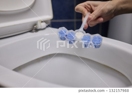 An Innovative Toilet Cleaning Tool is Currently Being Utilized for Effective Maintenance An Innovative Toilet Cleaning Tool is Currently Being Utilized for Effective Maintenance 132157988